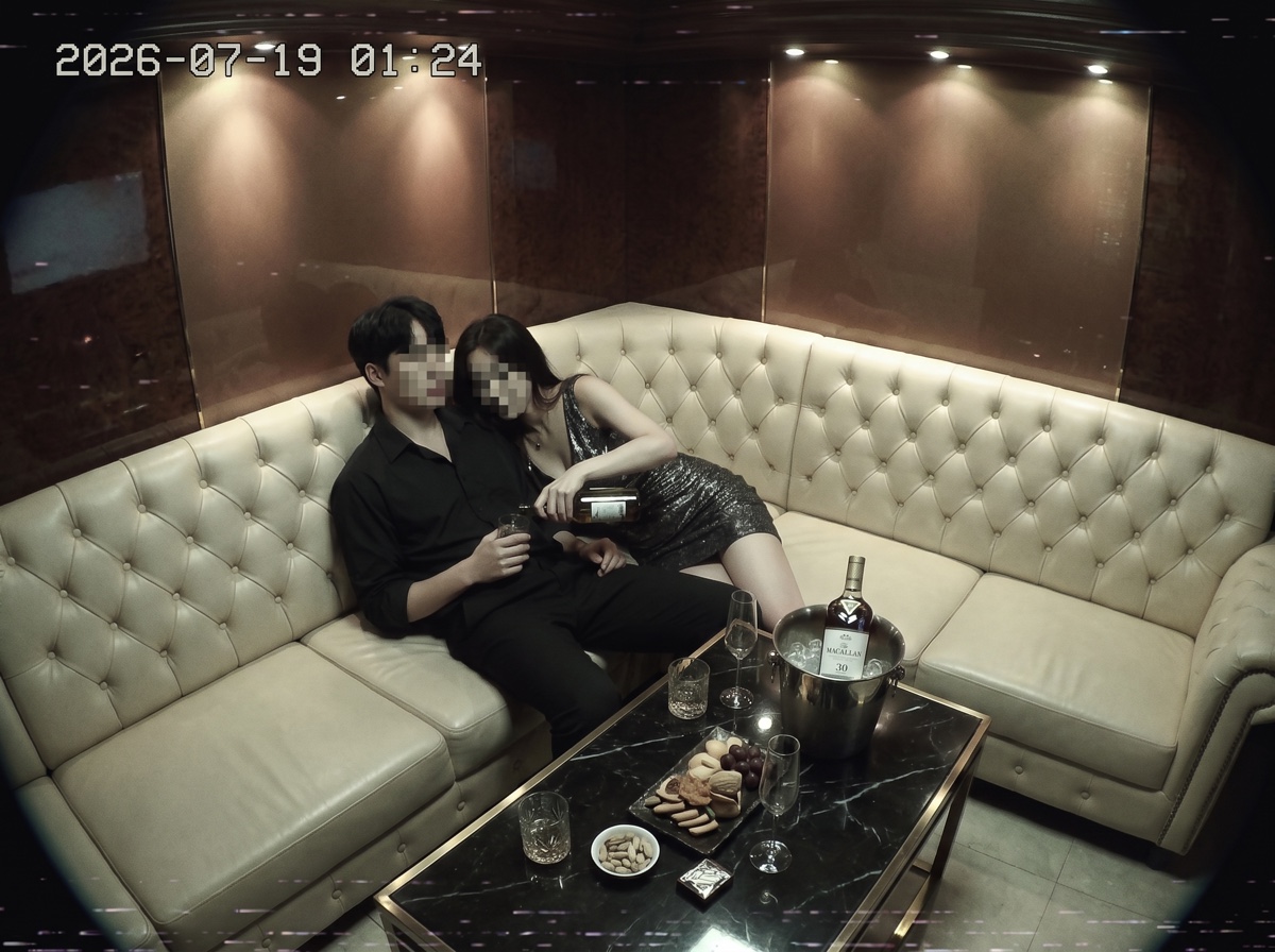 네온 번진 밤 유흥가 골목을 나란히 걷는 두 사람의 뒷모습